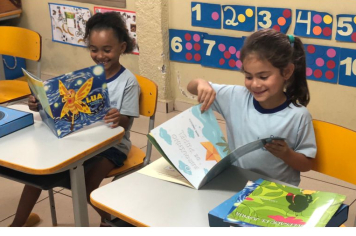 PREFEITURA DISTRIBUI MALETAS LITERÁRIAS A ALUNOS DA REDE PÚBLICA