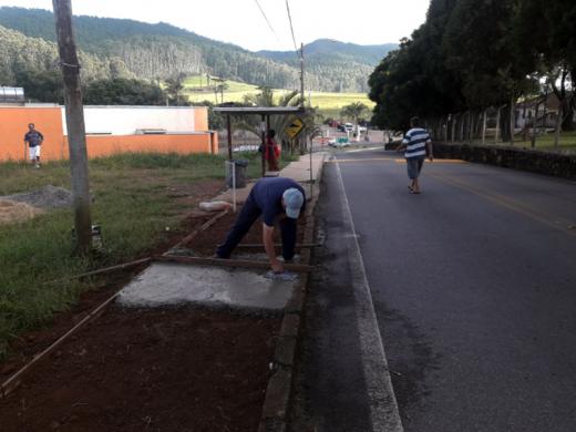 MORADORES E SUB PREFEITO FAZEM CALÇADA NO MARCO DIVISÓRIO
