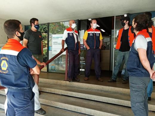 DEFESA CIVIL VISTORIA ÁREAS AFETADAS POR INCÊNDIOS NA CIDADE
