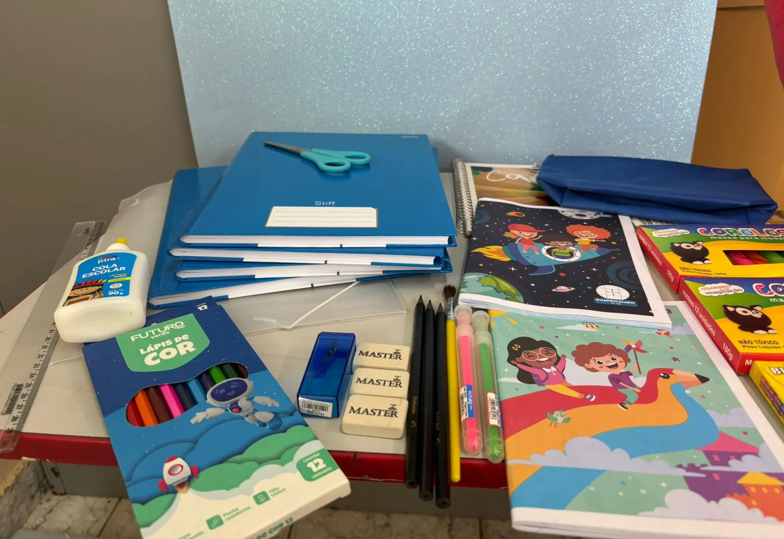 SECRETARIA DE EDUCAÇÃO ENTREGA KITS ESCOLARES PARA INÍCIO DO ANO LETIVO EM ÁGUAS DA PRATA