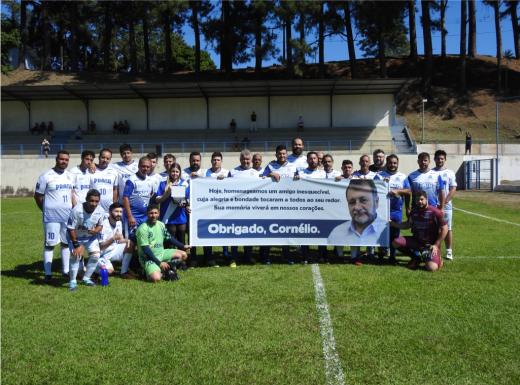 FUNCIONÁRIOS DA CÂMARA E DA PREFEITURA DE ÁGUAS DA PRATA PRESTAM HOMENAGEM À CORNÉLIO GIMENEZ