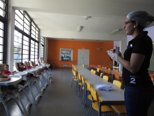 CRIANÇADA SE ESBALDANDO NA CRECHE E ESPERANDO A FESTANÇA DE AMANHÃ
