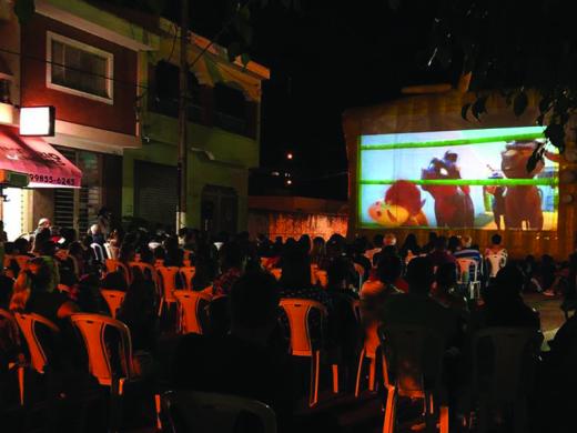 UM TOURO SIMPÁTICO E SUA TURMA, PIPOCA, PICOLÉ E MUITA ALEGRIA NA PRAÇA
