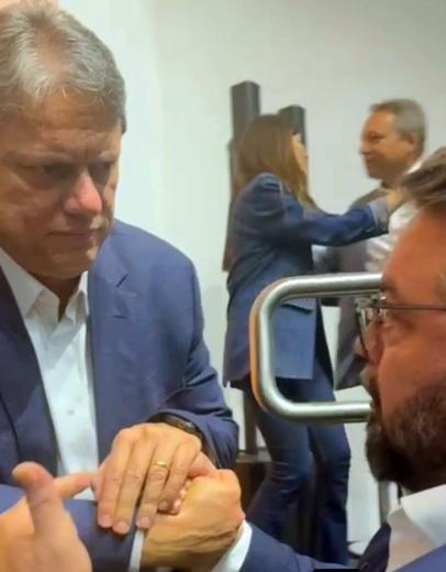 PREFEITO DE ÁGUAS DA PRATA TÊM ENCONTRO RÁPIDO COM GOVERNADOR ENQUANTO BUSCA RECURSOS PARA CIDADE