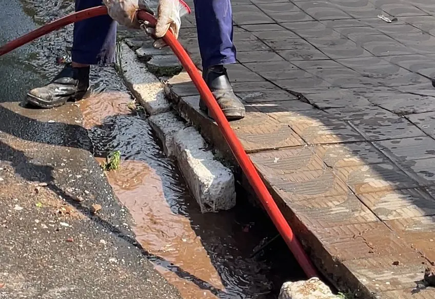 PREFEITURA FAZ “MUTIRÃO DE DESENTUPIMENTO DE BUEIROS” EM PLENO FERIADO 