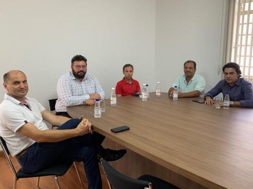 PREFEITURA, CÂMARA E ÁGUAS PRATA E RESOLVEM A QUESTÃO DA FONTE VITÓRIA